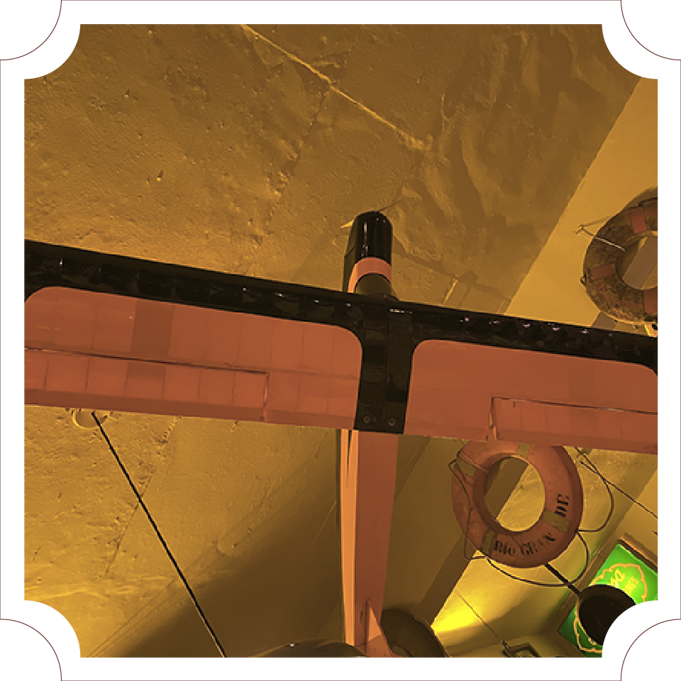 Aeromodelo Amarelo e Preto